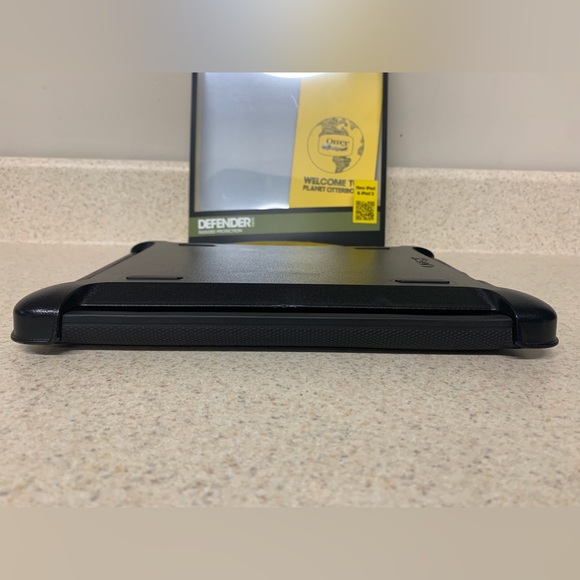 Otter Box Defender Series Case for iPad 2 - Black - Picture 4 of 8